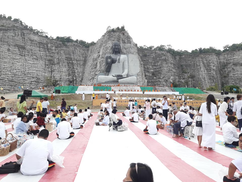 ทำบุญตักบาตรพระพันรูปจร้า - Patchara Fakartoke | Facebook