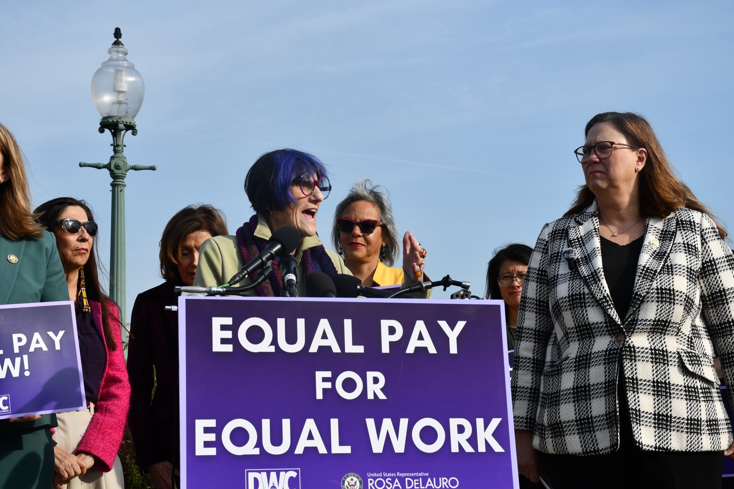 Women%ｶﾝﾏ% Work%ｶﾝﾏ% and Wages: Equal Pay for Jobs of Equal Value On average, women earn just 76 cents for every dollar paid to men