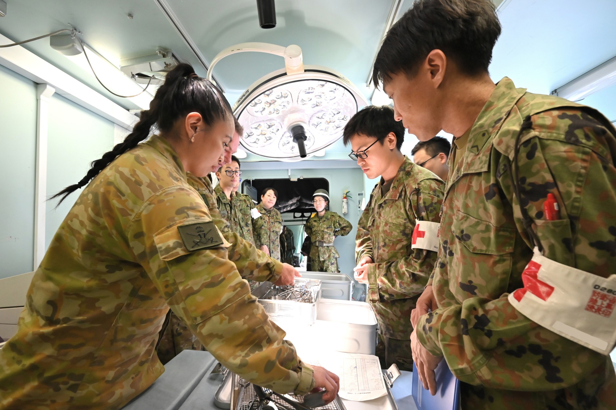 陸上自衛隊 - 優秀隊員に褒章メダルを授与する西部方面総監竹本陸将