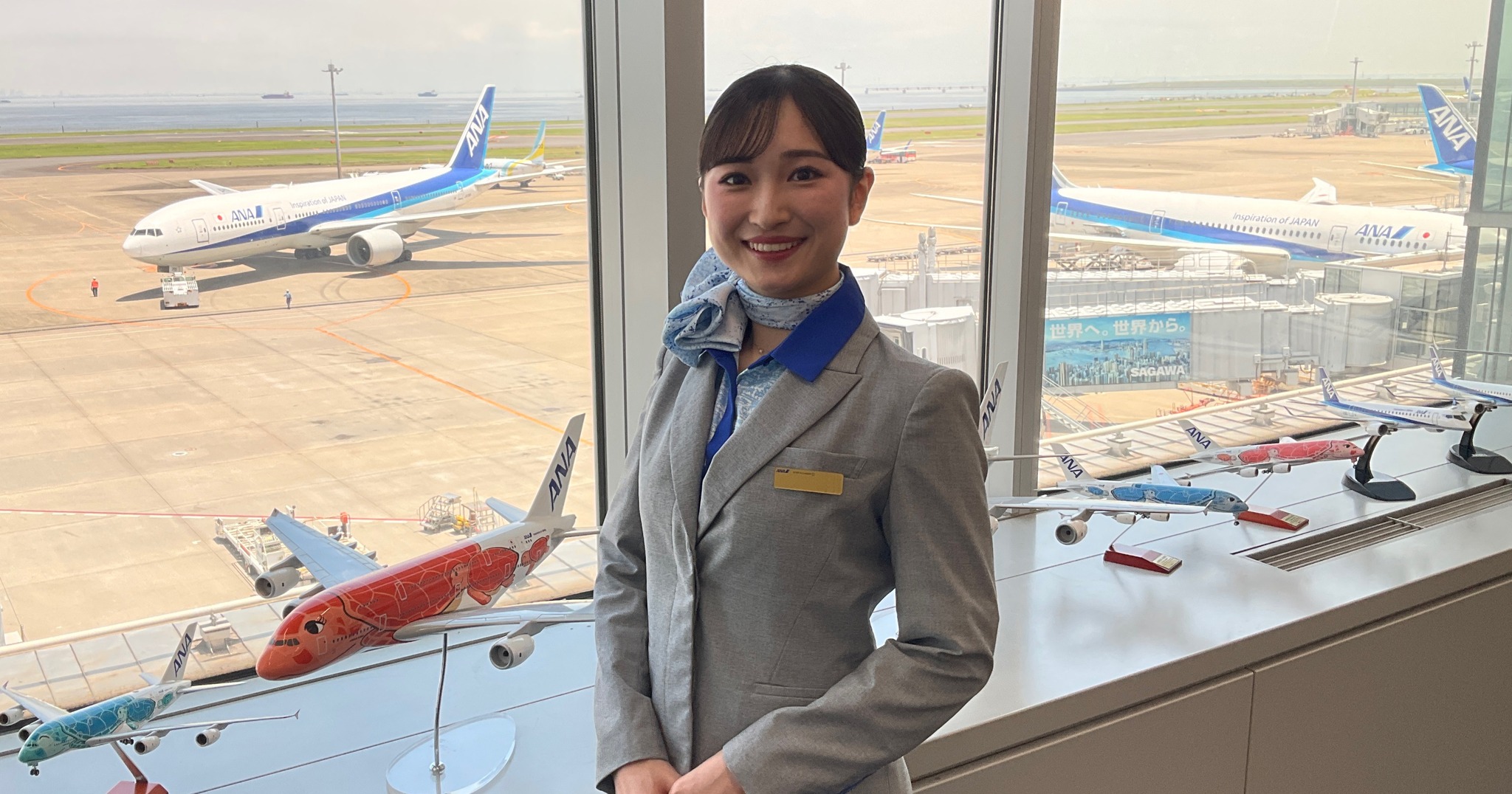 ANA.Japan - パイロットのカバンの中身を説明しているときの様子です