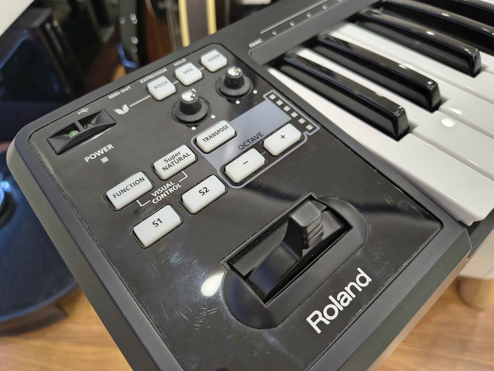 Roland A49 A-49 MIDI keyboard controller featuring V-link for ...
