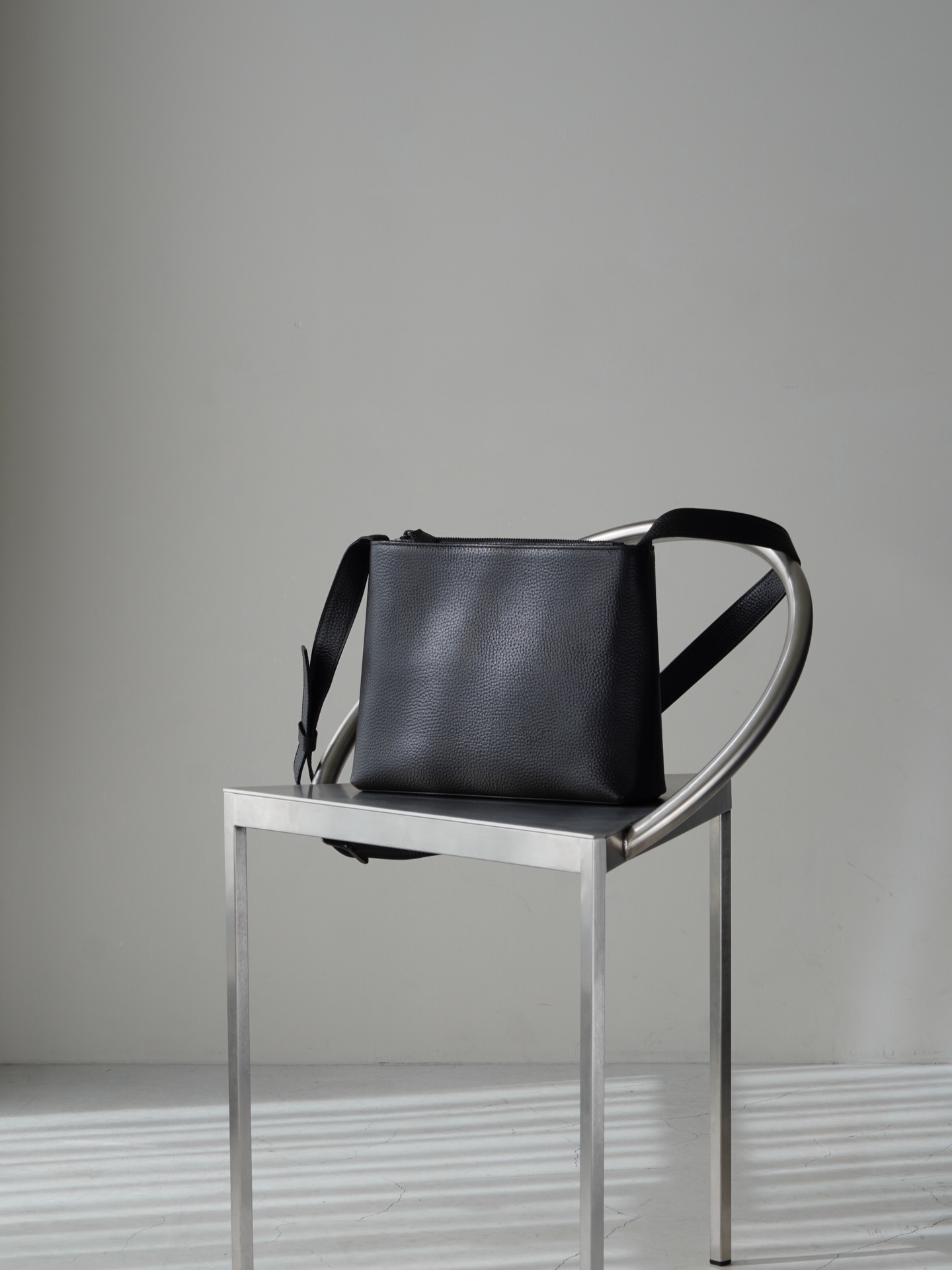 HushTug レザーショルダーバッグ 価格:¥29,800 【フルレザーかつ金具に