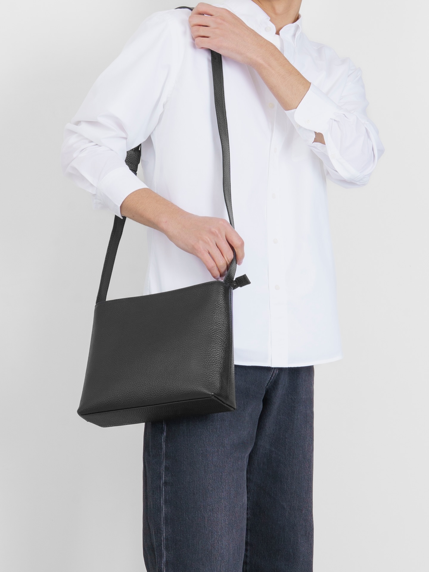 HushTug レザーショルダーバッグ 価格:¥29,800 【フルレザーかつ金具に