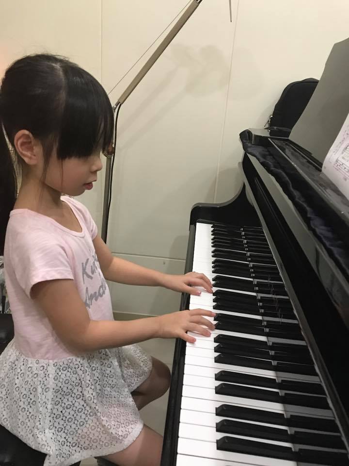 麥老師音樂工作室 恩恩會超級技巧哦 左手跨越右手彈奏 接下來還有更難的 妳要更努力哦 Facebook