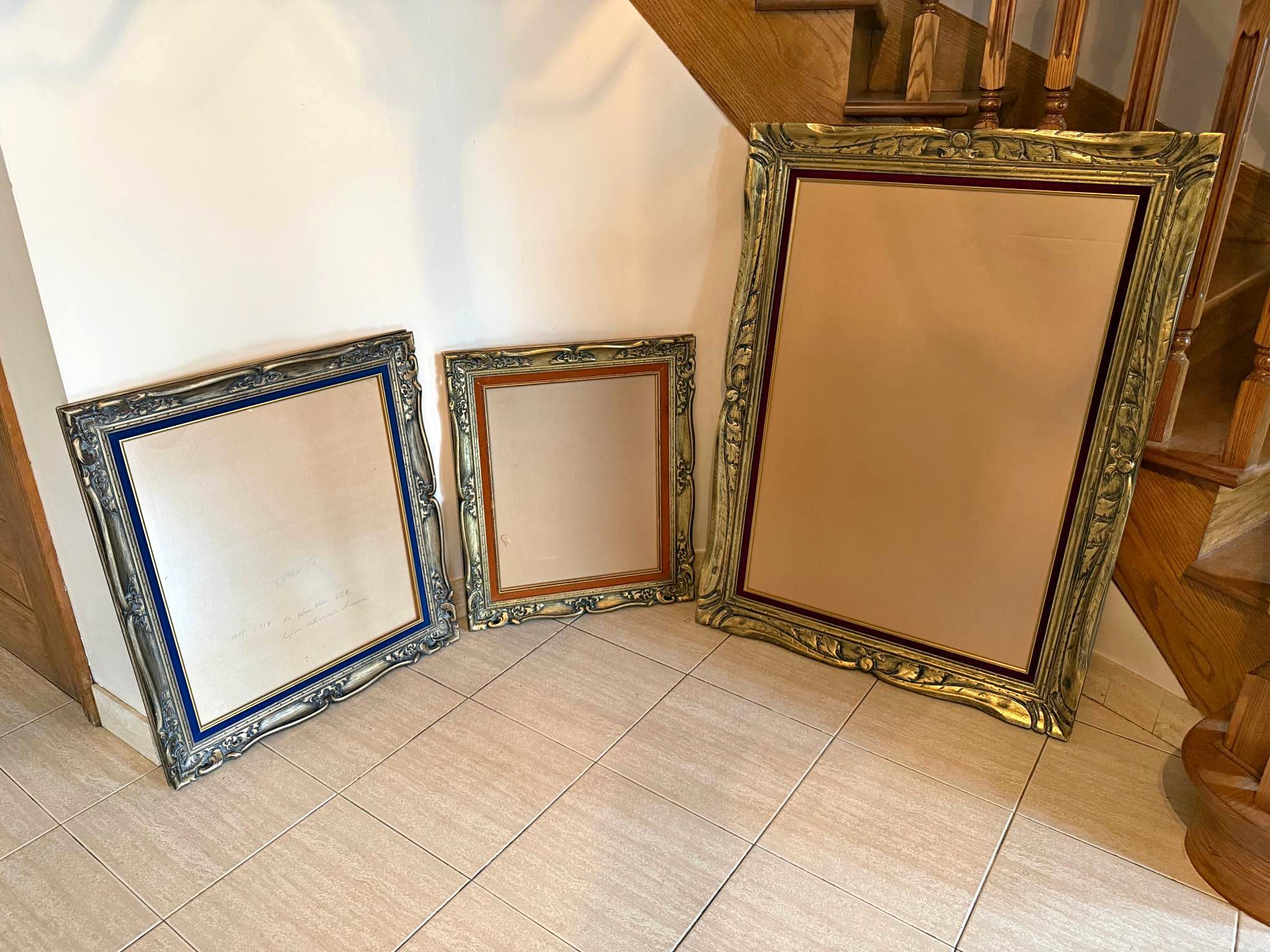 Set of 3 Vintage Gold Framed Picture Frames / Ensemble de 3 cadres ...