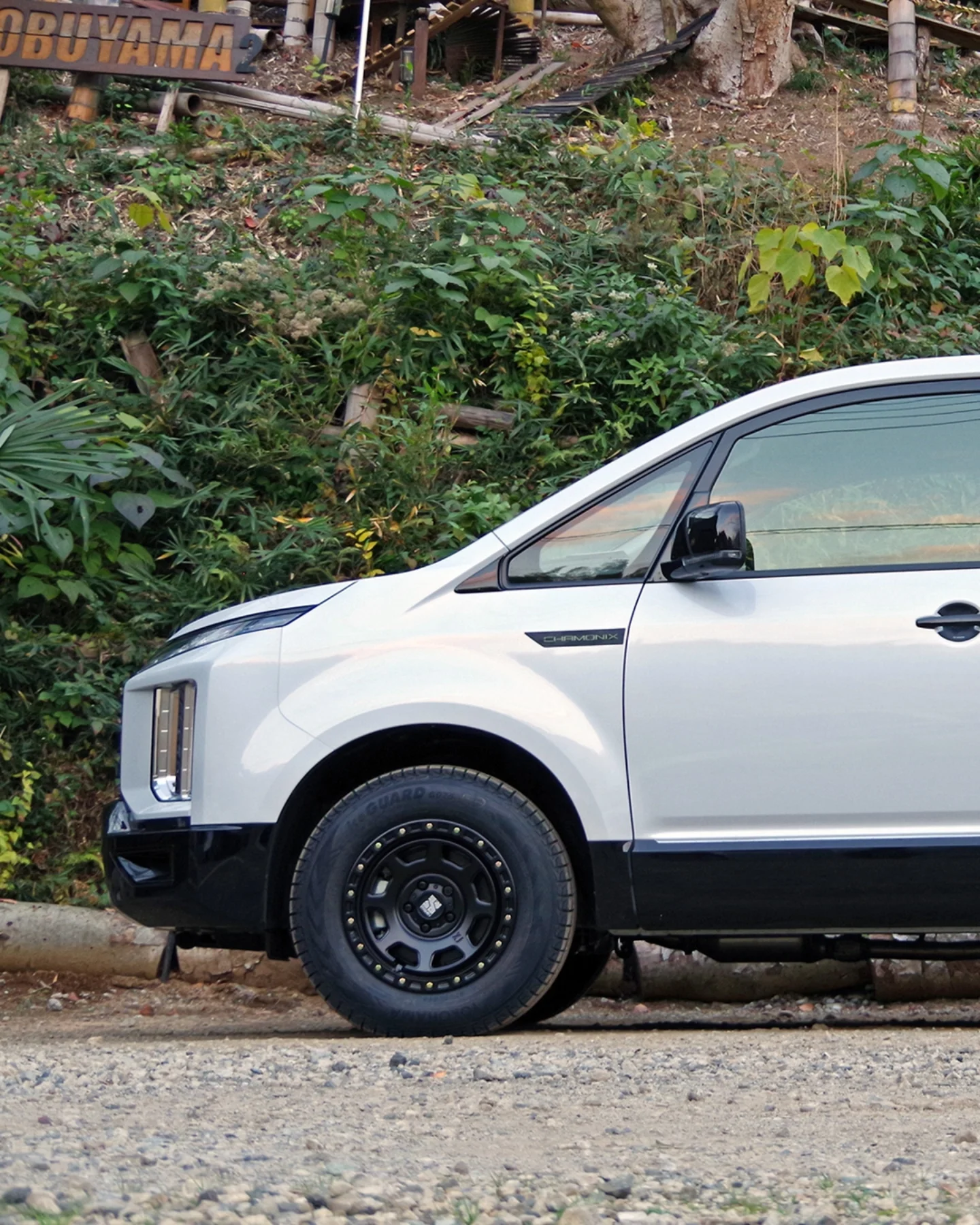 三菱デリカD:5シャモニー 冬支度 XJ07 サテンブラックの16インチ SUV 