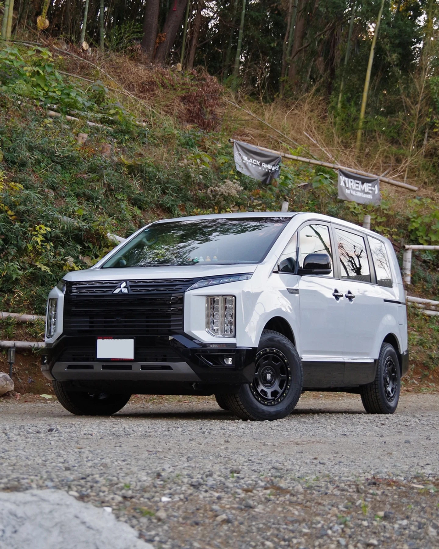 三菱デリカD:5シャモニー 冬支度 XJ07 サテンブラックの16インチ SUV 