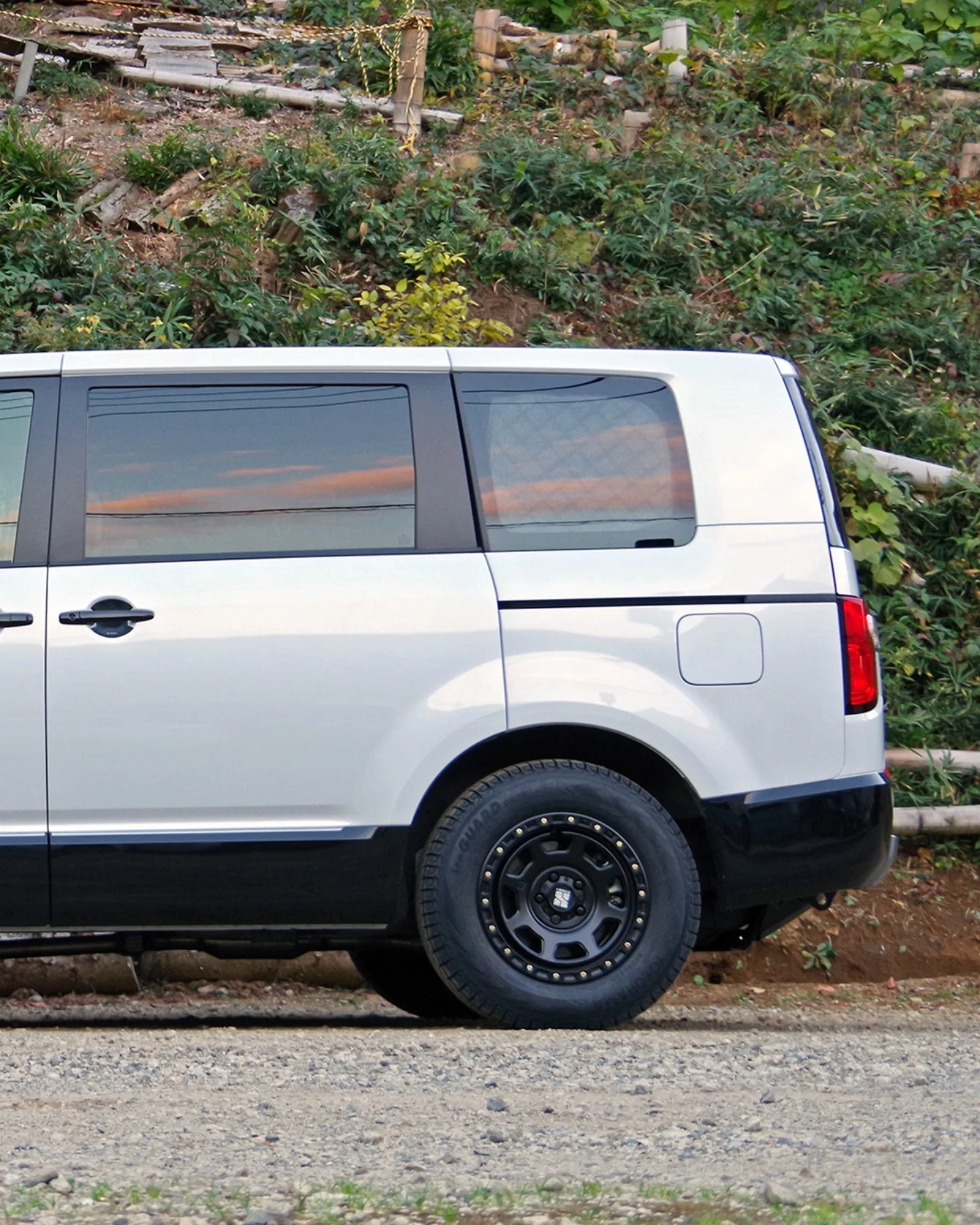 三菱デリカD:5シャモニー 冬支度 XJ07 サテンブラックの16インチ SUV 