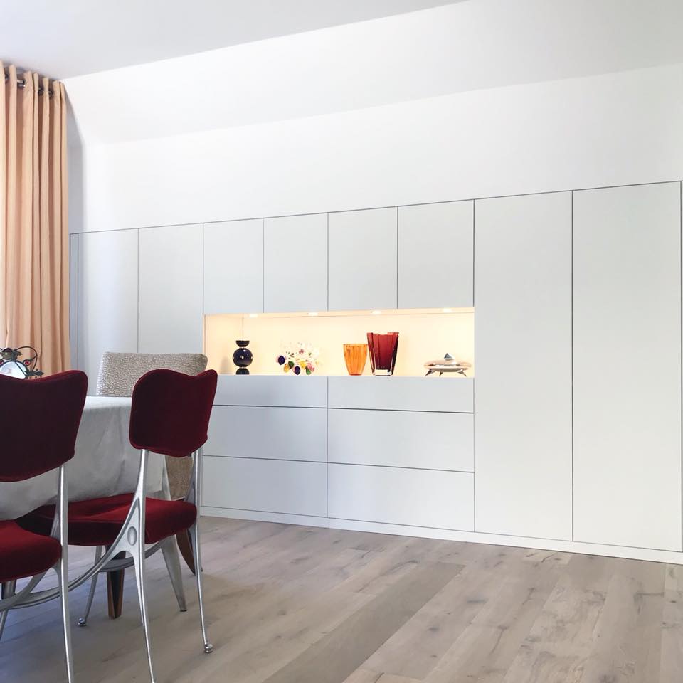 Wandschrank für das Esszimmer. Ein klares Fugenbild fügt sich flächenbündig in die Wandnische ein. Das Lichtfach bringt in die Oberfläche dekorativ ein wenig Tiefe. #interior #interiors #interiordesign #interiør #woodworking #wood #homedecor #home #