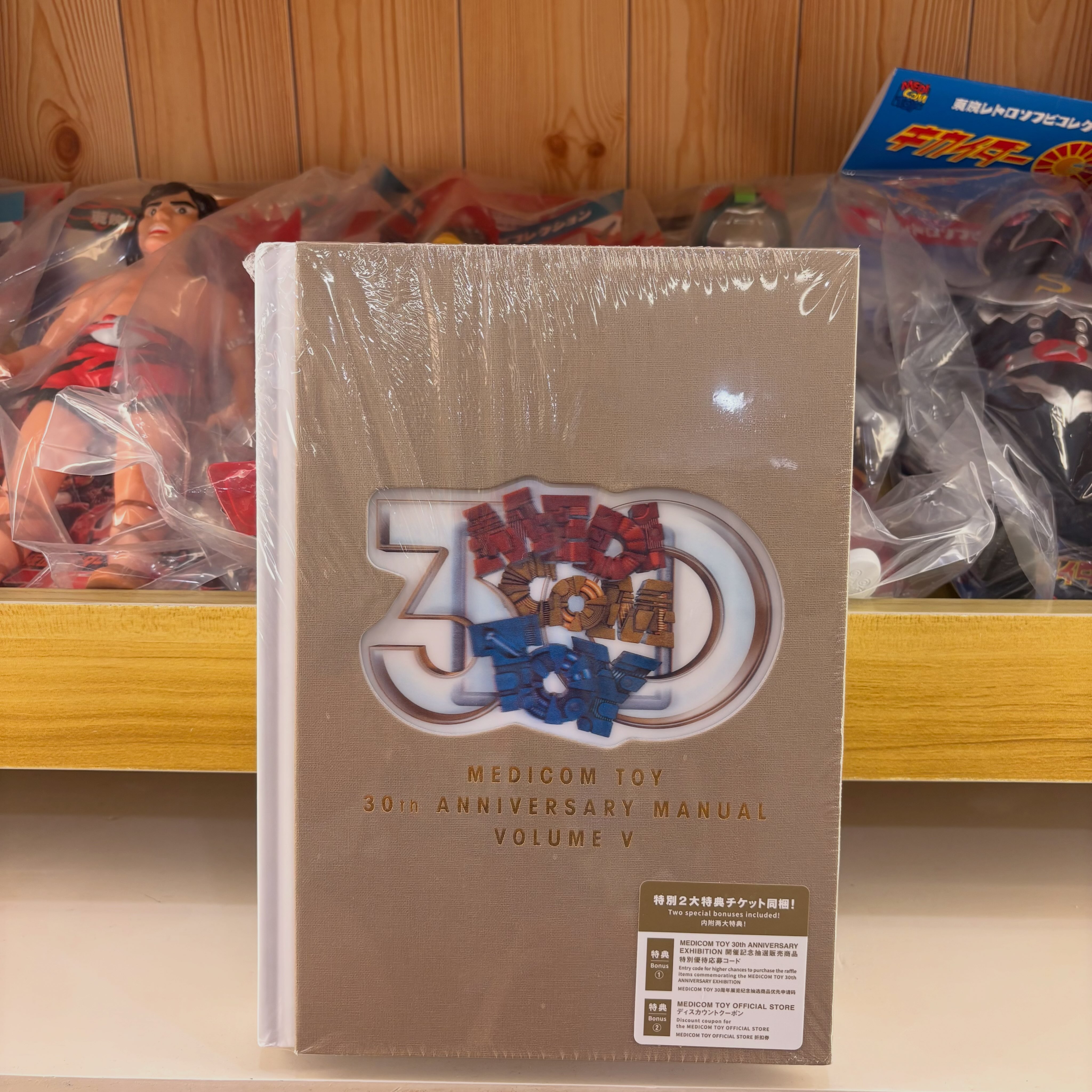 MEDICOM TOY 30th ANNIVERSARY MANUAL VOLUME V 雖然3D主題logo被封膜