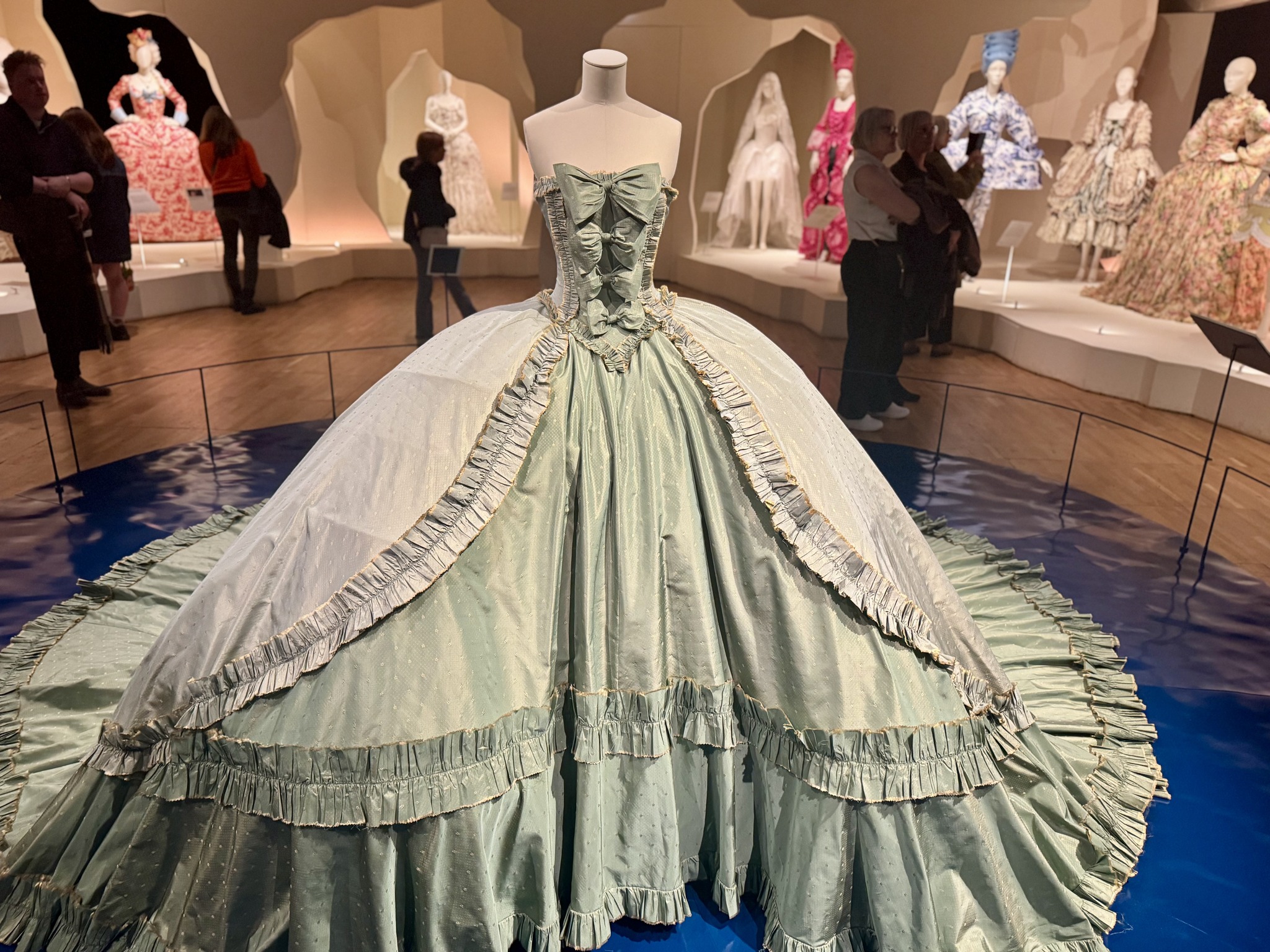 dior green dress Which do you like best? gown or a queen's silver gown? M (10)