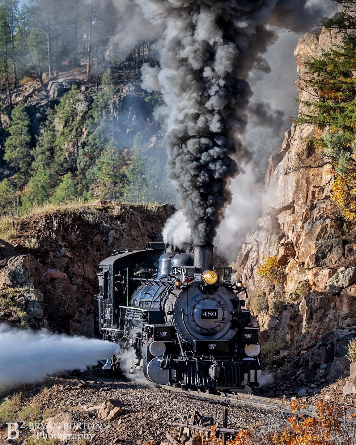 Bryan - 480 leads a mixed consist approaching the Horseshoe Curve on ...