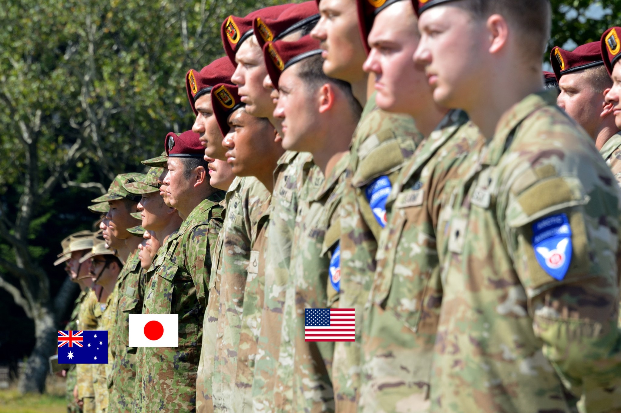 陸上自衛隊 - 優秀隊員に褒章メダルを授与する西部方面総監竹本陸将
