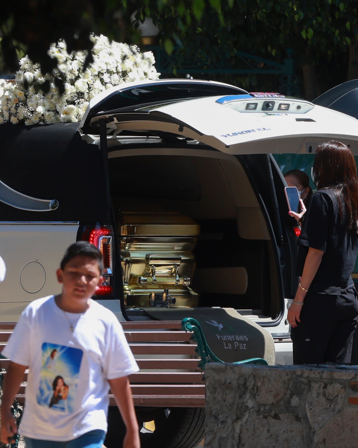 Noticias - 📍 Un ataúd dorado, música regional y mucha seguridad: así ...