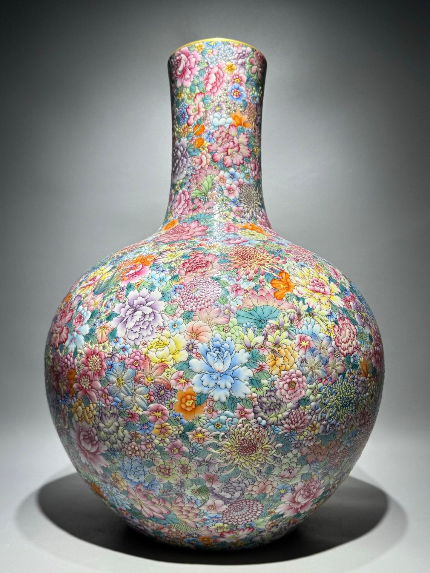 大清乾隆年制，珐琅彩万花不落地天球瓶高：54cm宽：38cm