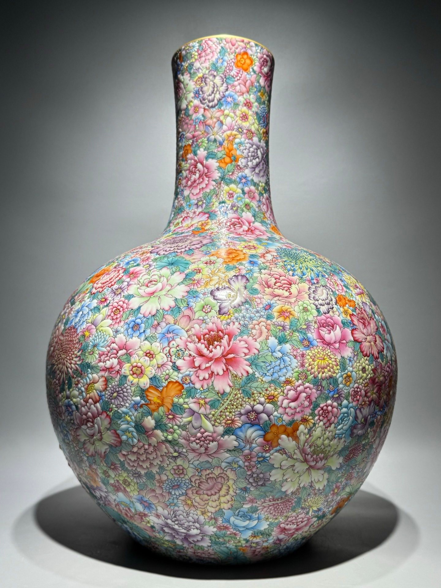 大清乾隆年制，珐琅彩万花不落地天球瓶高：54cm宽：38cm