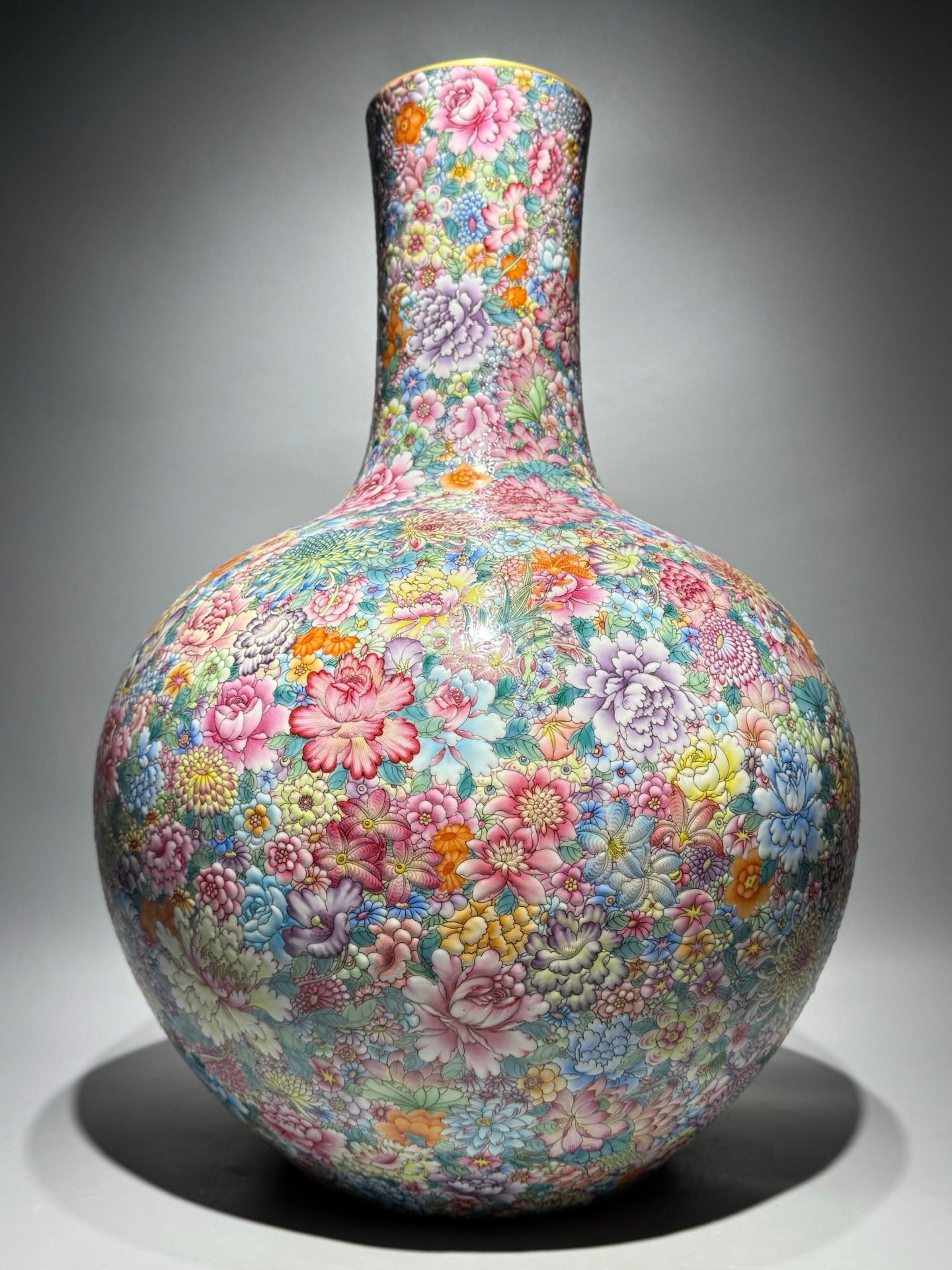 大清乾隆年制，珐琅彩万花不落地天球瓶高：54cm宽：38cm