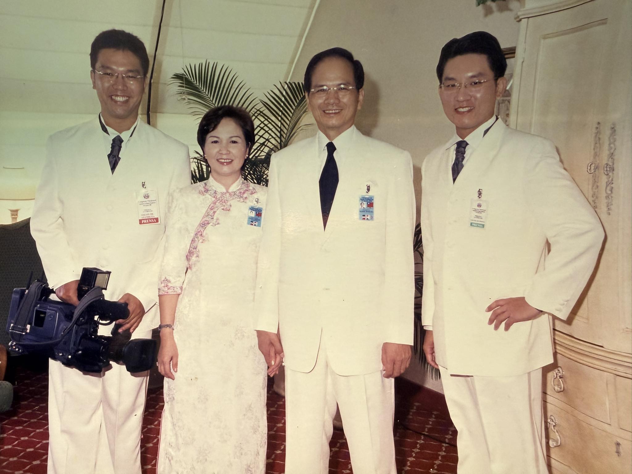 台灣阿童─童仲彥 - 2004年隨時任行政院長游錫堃出訪中美洲，整理老家，一堆舊照片😂 | Facebook