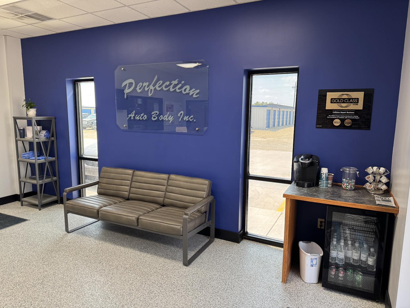How to Decorate a Auto Body Shop Office: Stylish & Functional Ideas