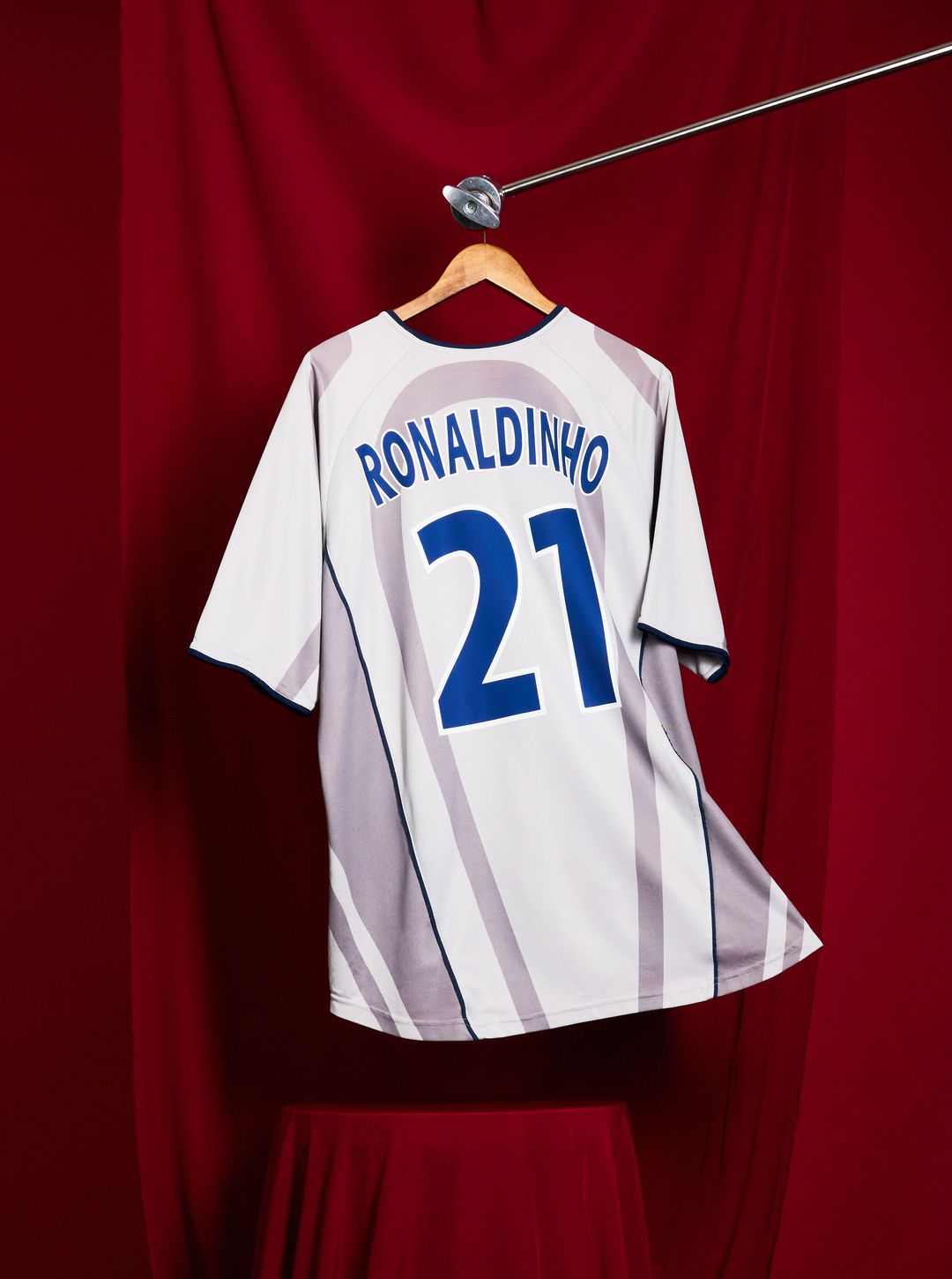 Paris Saint-Germain 2001 Away by Nike | Ronaldinho 🇧🇷 Hitting