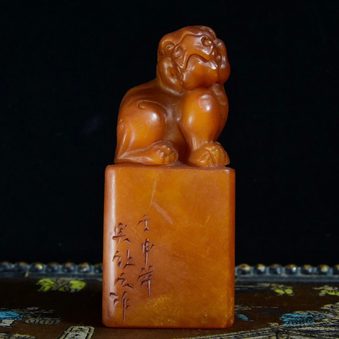 中国　篆刻　玉石田黄石彫刻　山水人物文刻　印材　置物　V　7836 寿山石田黄石雕刻【瑞兽】印章， 篆刻家落款壬申年【吴让之】作尺寸