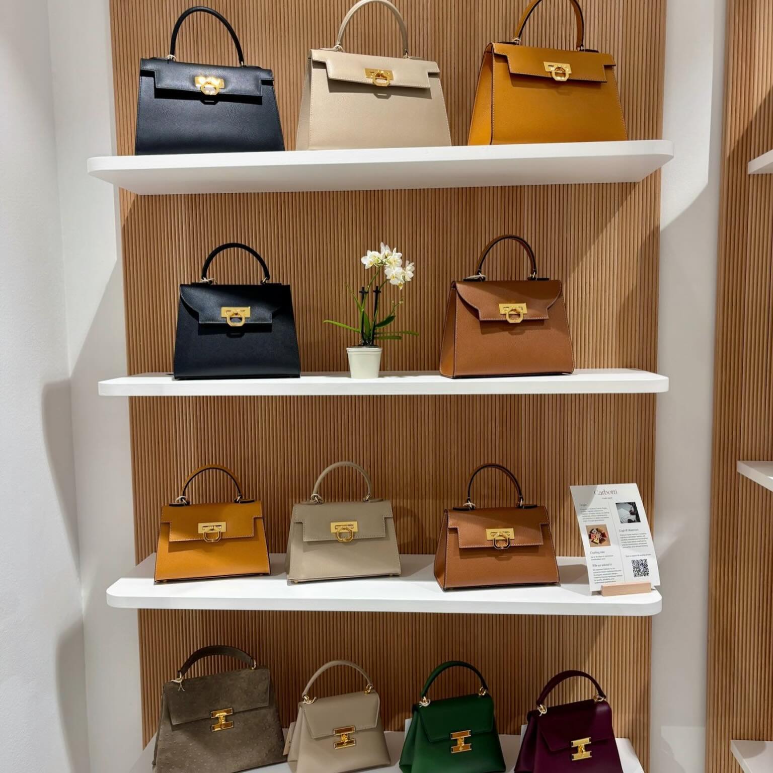 carbotti.it - Enhance the elegance of your outfit with this little 