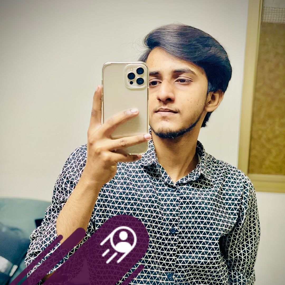 سنا ہے بارش اُسے بھی پسند ہے وہ بھی میری طرح برستی بوندوں کو ہاتھوں میں ...