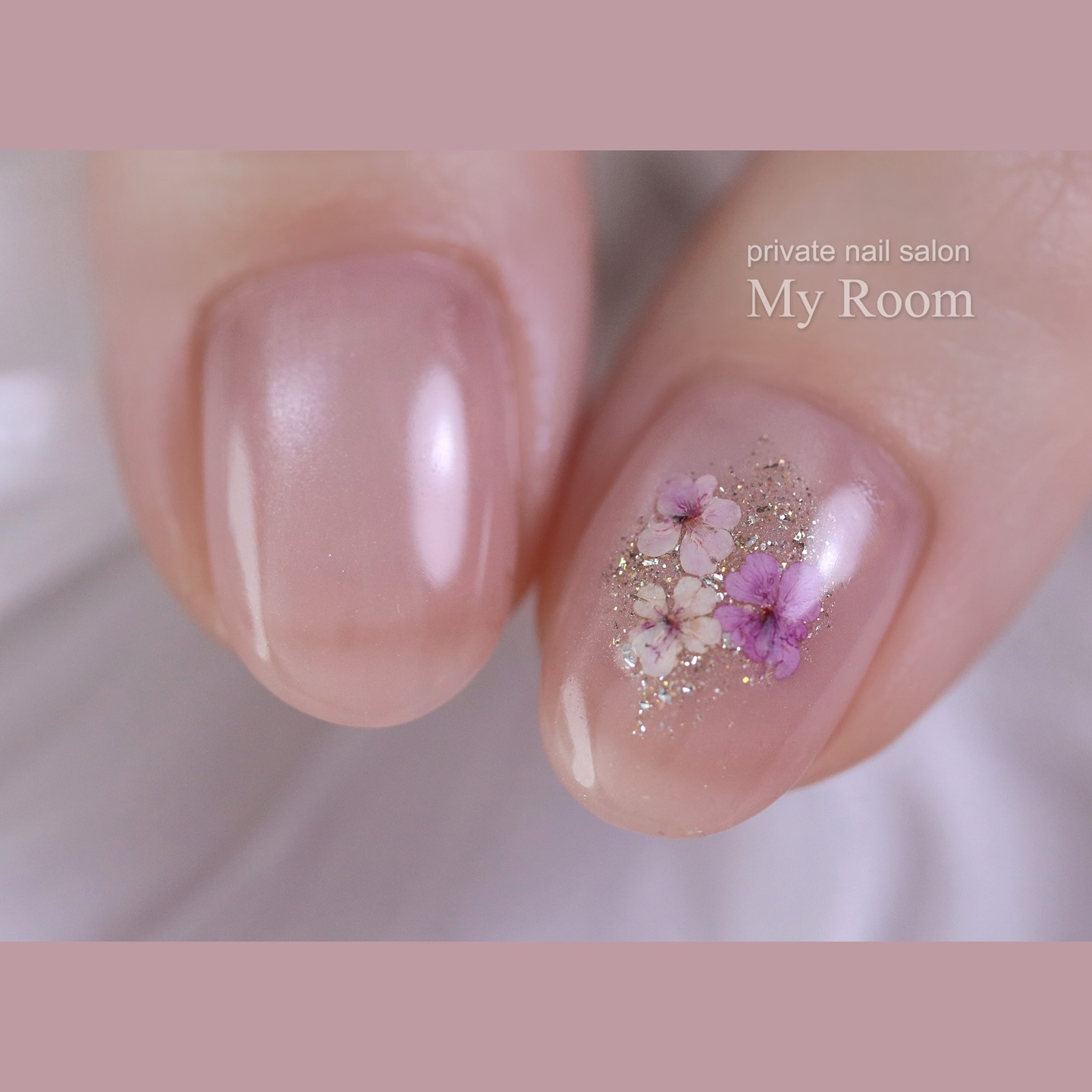 淡いピンクの透明感マグネットに押し花を? 春らしくてとても可愛かっ 