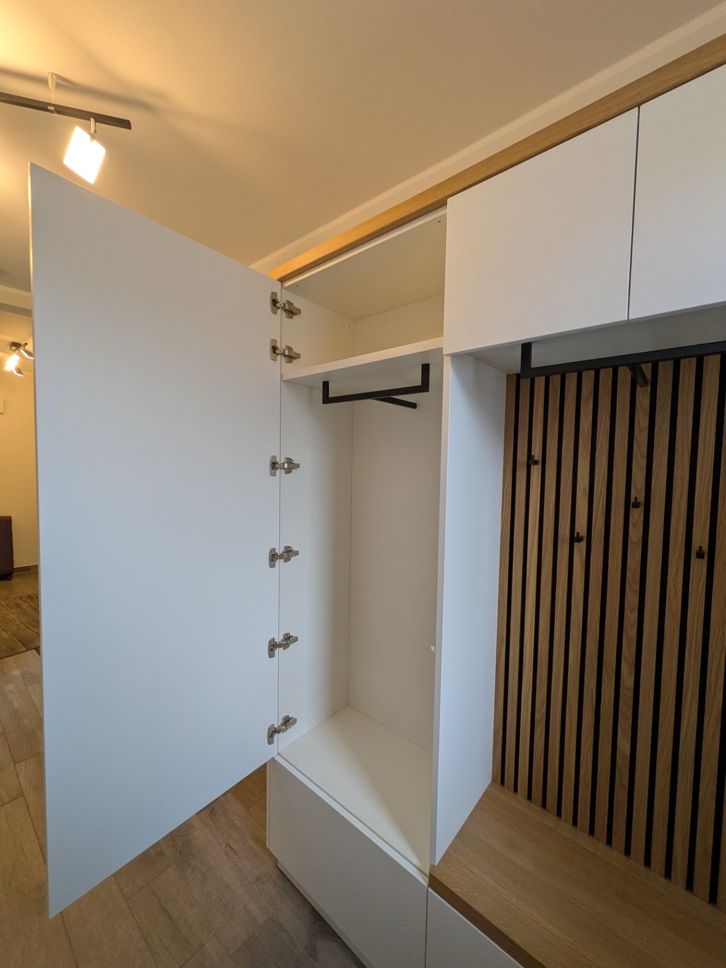 ✨ Stauraum-Wunder für den kleinen Flur ✨ Manchmal braucht es nicht viel Platz, sondern die richtige Lösung. Diese maßgefertigte Garderobe zeigt, wie durchdachtes Design selbst schmale Flure in echte Raumwunder verwandelt. 🤍