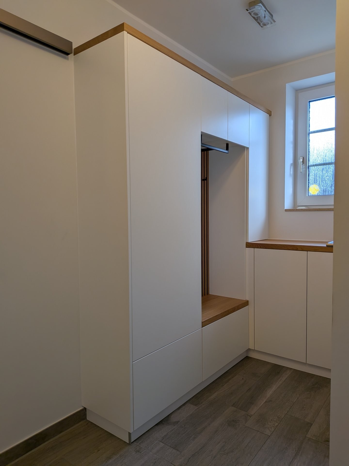 ✨ Stauraum-Wunder für den kleinen Flur ✨ Manchmal braucht es nicht viel Platz, sondern die richtige Lösung. Diese maßgefertigte Garderobe zeigt, wie durchdachtes Design selbst schmale Flure in echte Raumwunder verwandelt. 🤍