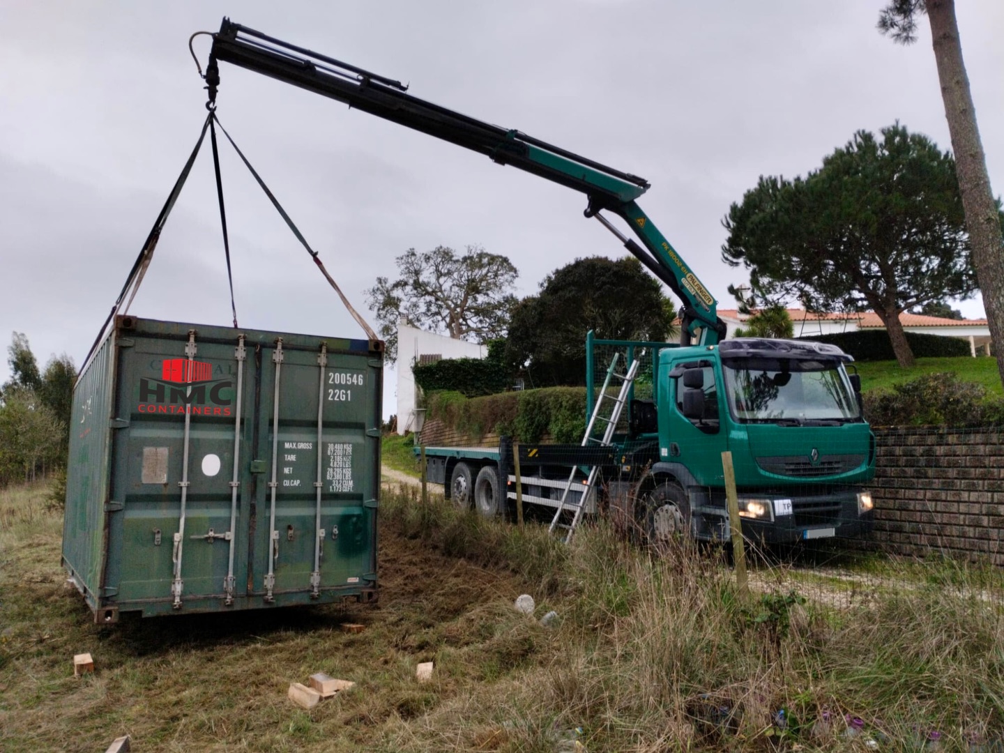 HMC Containers - Descarga de um Contentor 20’ BOX na terra... | Facebook