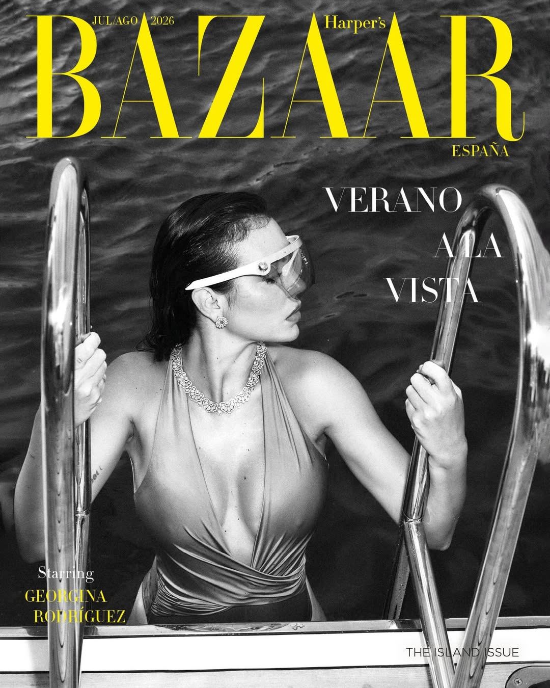 Pierre - Georgina Rodríguez wears shield sunglasses from the SS26