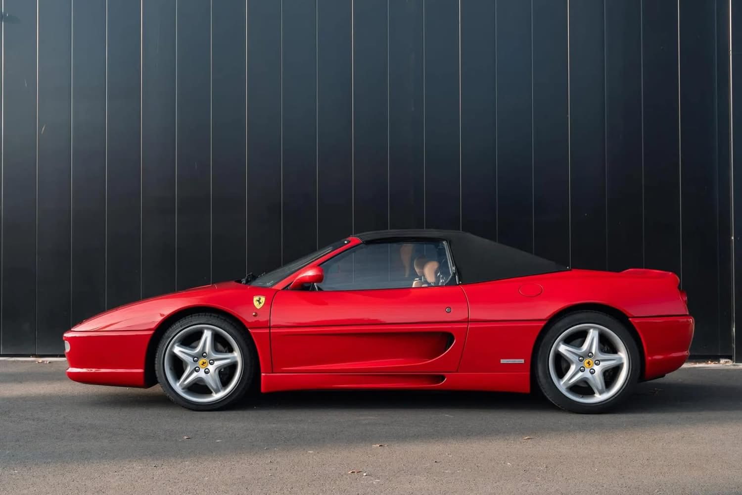 1995 - Ferrari F355 Spider 3.5 litre V8 1:43 Minichamps-PMA