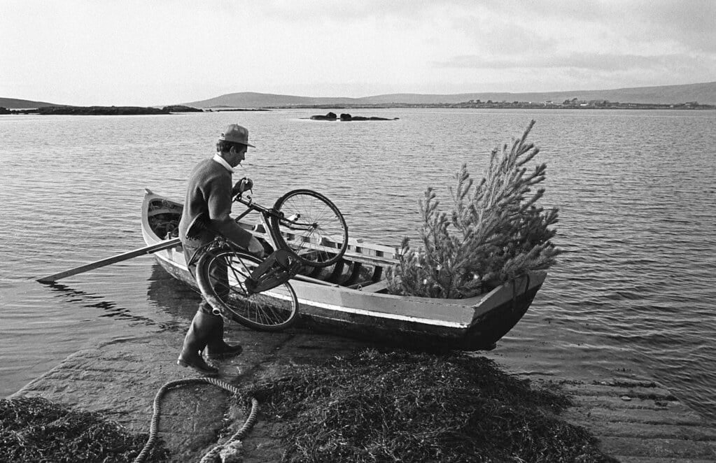 The Days - Idir bhád agus baighsoicil. Seo grianghraf de Patsy Lydon ...