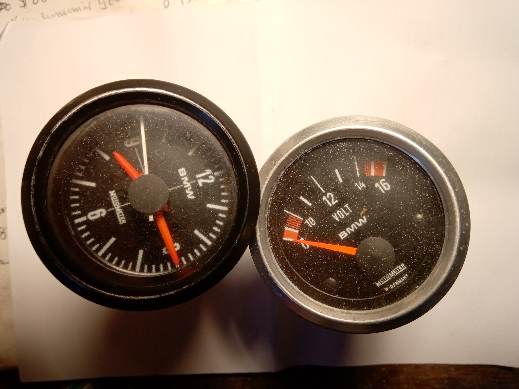 Only the first additional instruments of the R90S, i.e. clock and