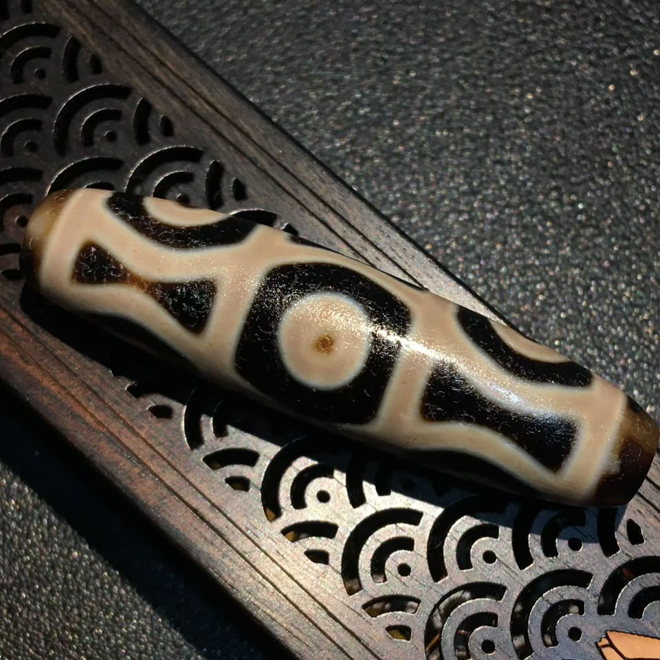 顶料迦玥手工时轮六眼天珠​ 尺寸：13.8X53mm