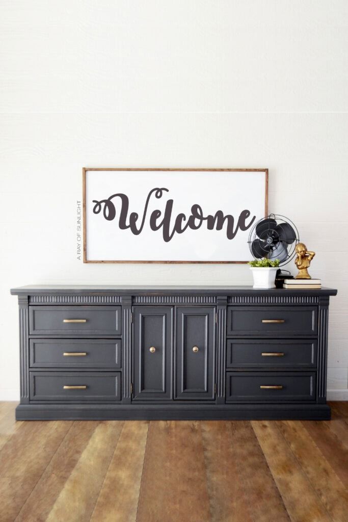 grey dresser with stained top Don't you just love the modern look that the gray color gives to this dresser?! 👇🏻 Comment 🌟 3840 🌟 for all the details and free printable instructions! 👇 irish