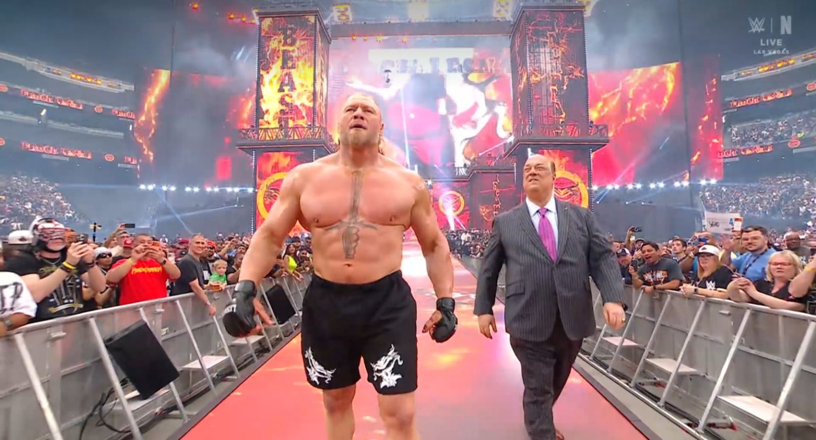 スポーツ選手 Paul Heyman and the beast THE BEAST WITH PAUL HEYMAN BY HIS SIDE BROCK LESNAR HAS ARRIVED