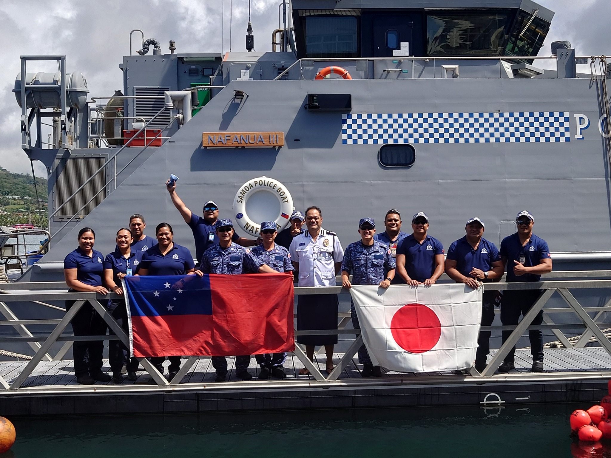 防衛省 海上自衛隊 (Japan - 乗艦記録帳にサインする米太平洋艦隊司令
