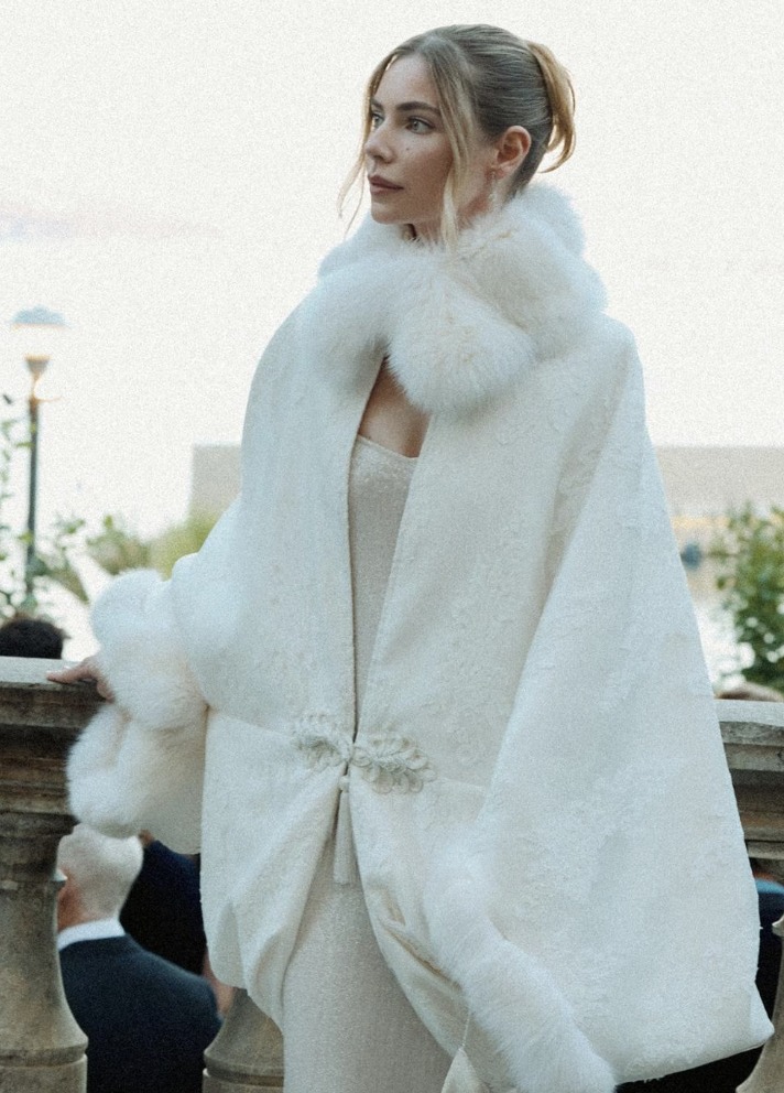my fair lady inspired wedding dress The bride's main drew its inspiration from Audrey Hepburn's iconic Ascot dress in Lady. It consisted of tiny pearls, ivory glass beads and silk thread, all entirely hand online 4.16