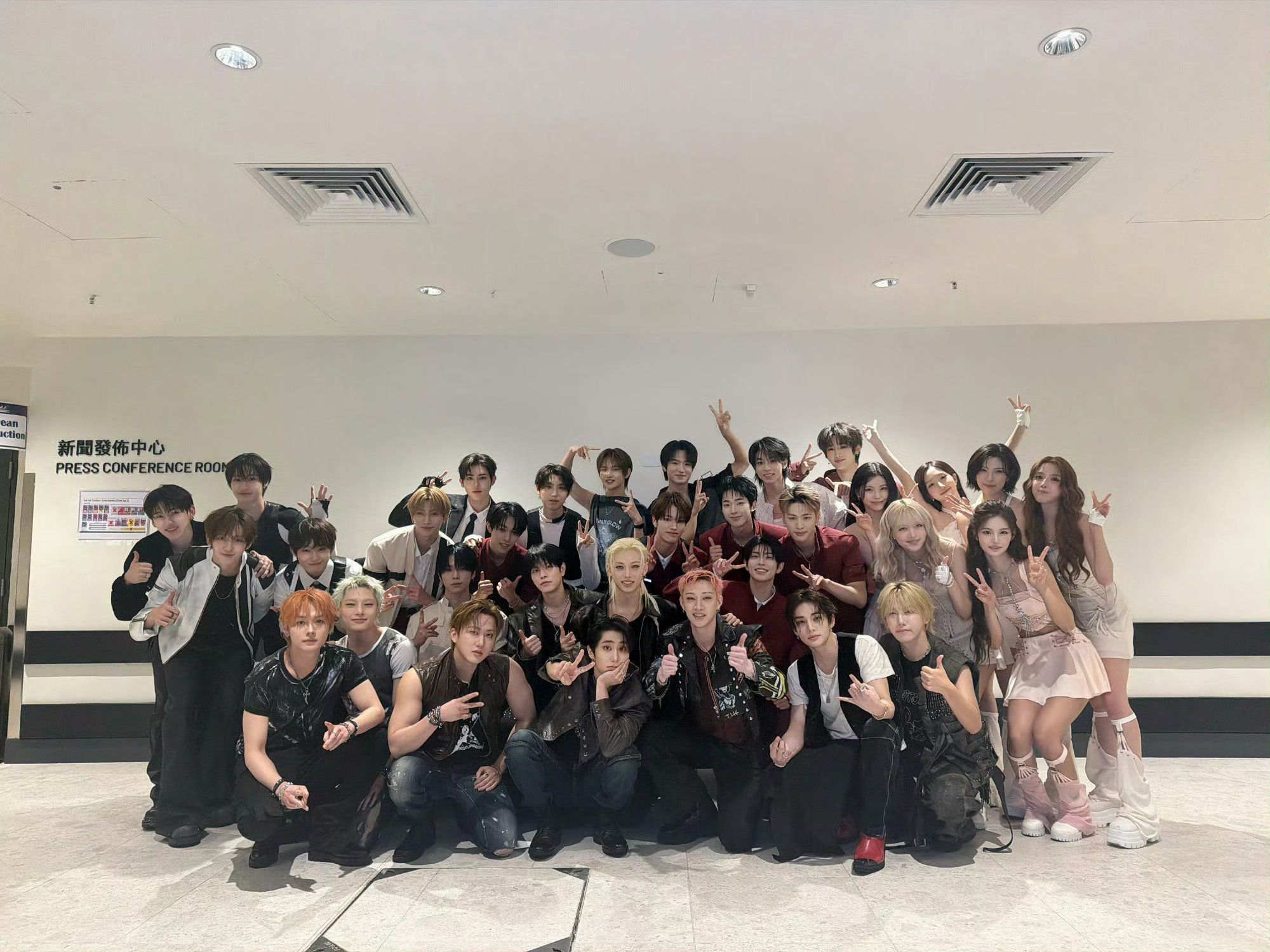 📸 Stray Kids with NMIXX, NEXZ, KickFlip, CIIU and ZIHAO