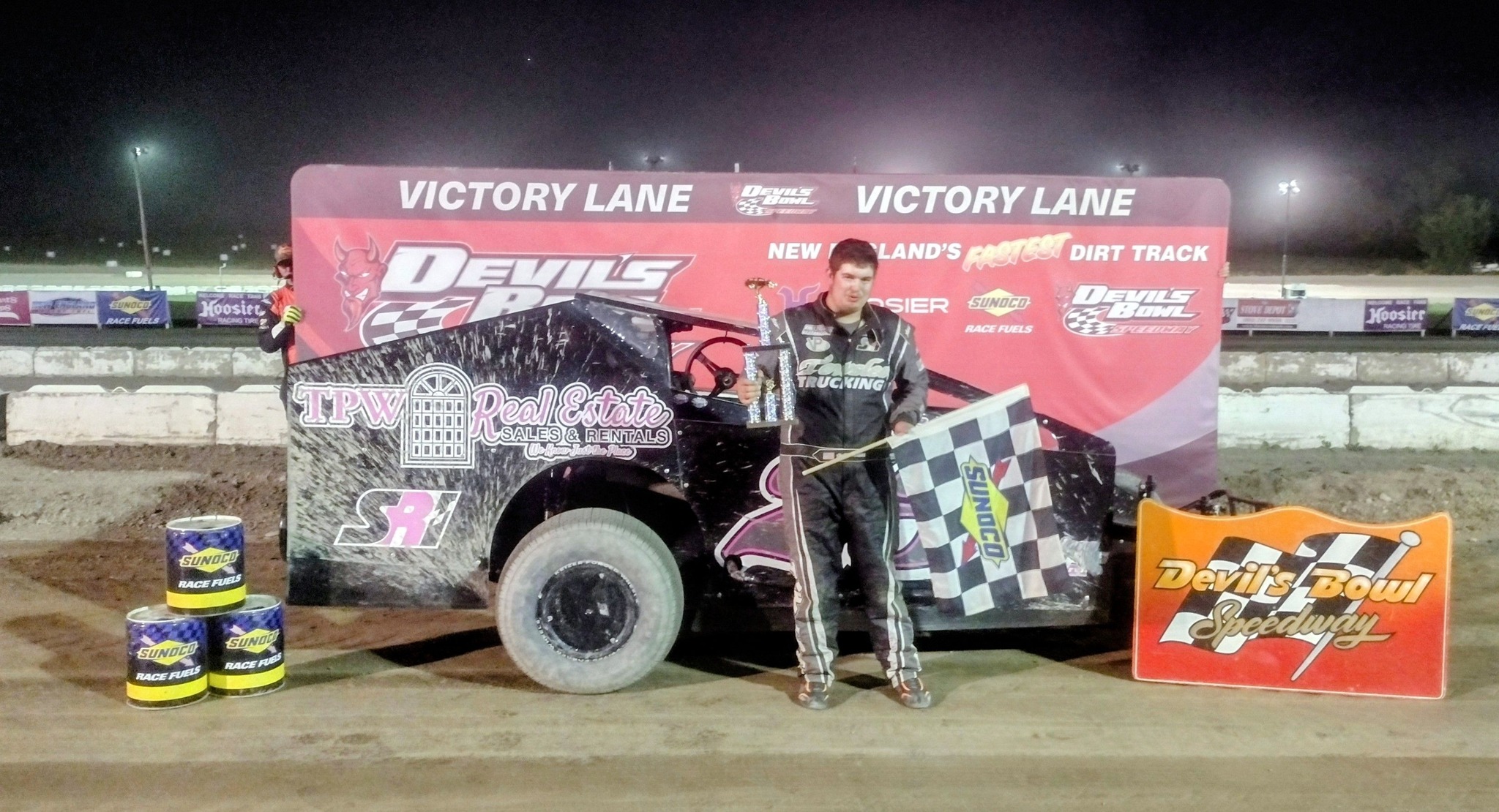 Scott Towslee wins the Sunoco Sportsman Modified feature.