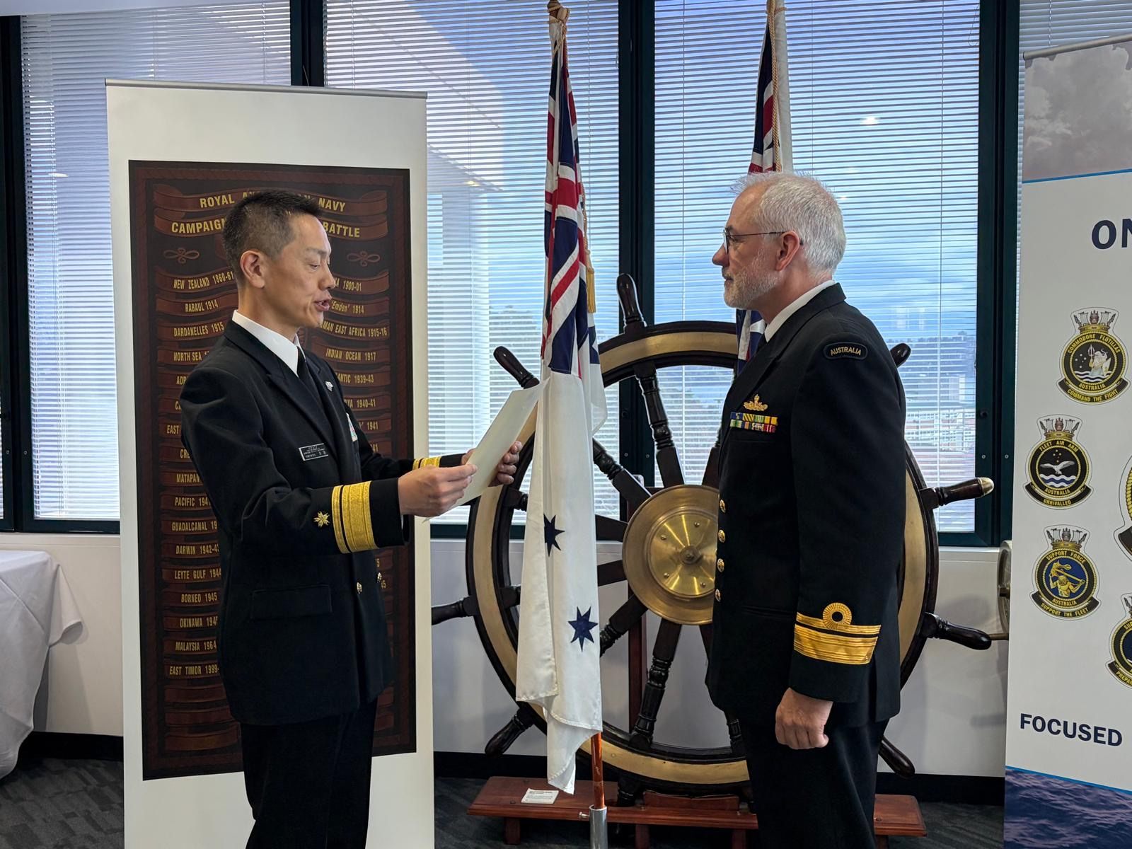 防衛省 海上自衛隊 (Japan - 乗艦記録帳にサインする米太平洋艦隊司令