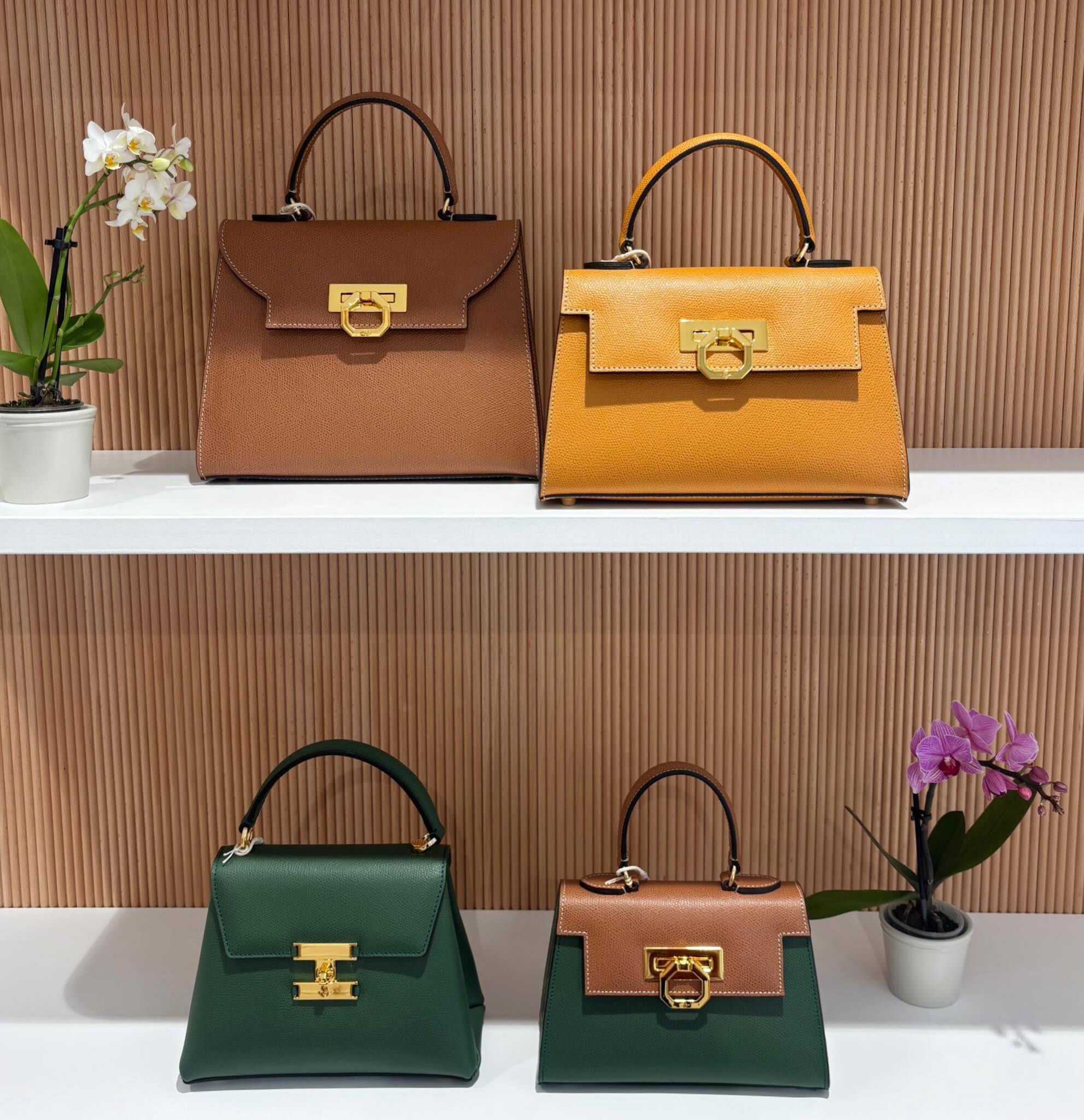 carbotti.it - Enhance the elegance of your outfit with this little 