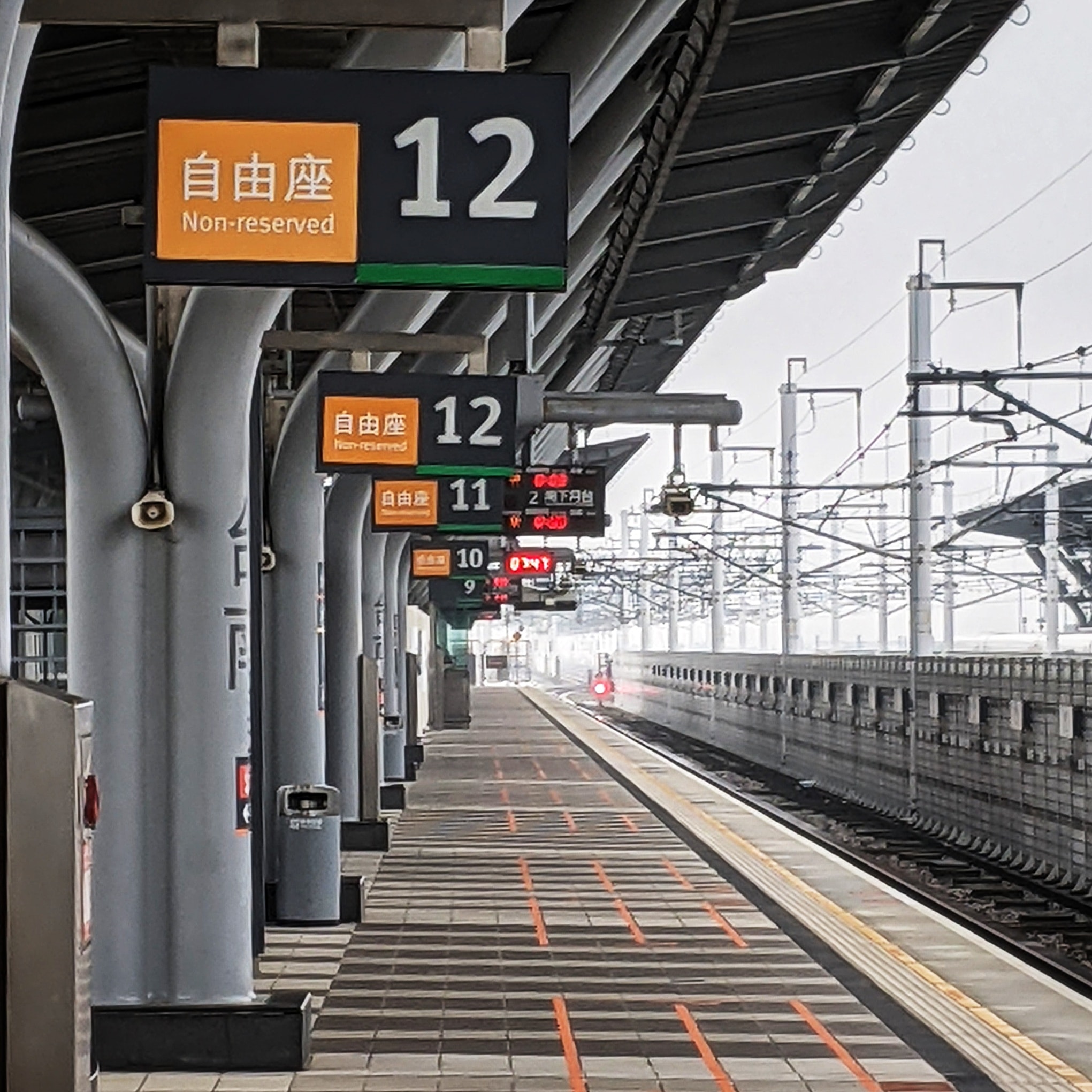 八卦先生 - 一位先生卜出旅卦， 問近期感情的困擾… 旅卦與豐卦是綜卦， 表過度盛大，容易迷失！ 盛極必衰又顛沛流離， 互為因果。 旅，小亨 ...