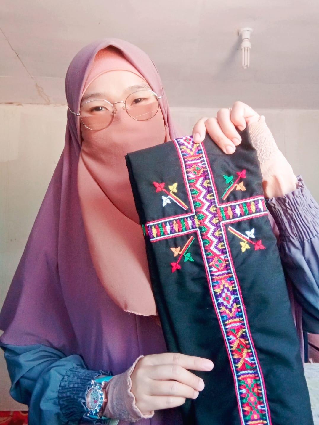 Dee Silval - Dee tgh pegang pakaian tradisi suku kaum... | Facebook
