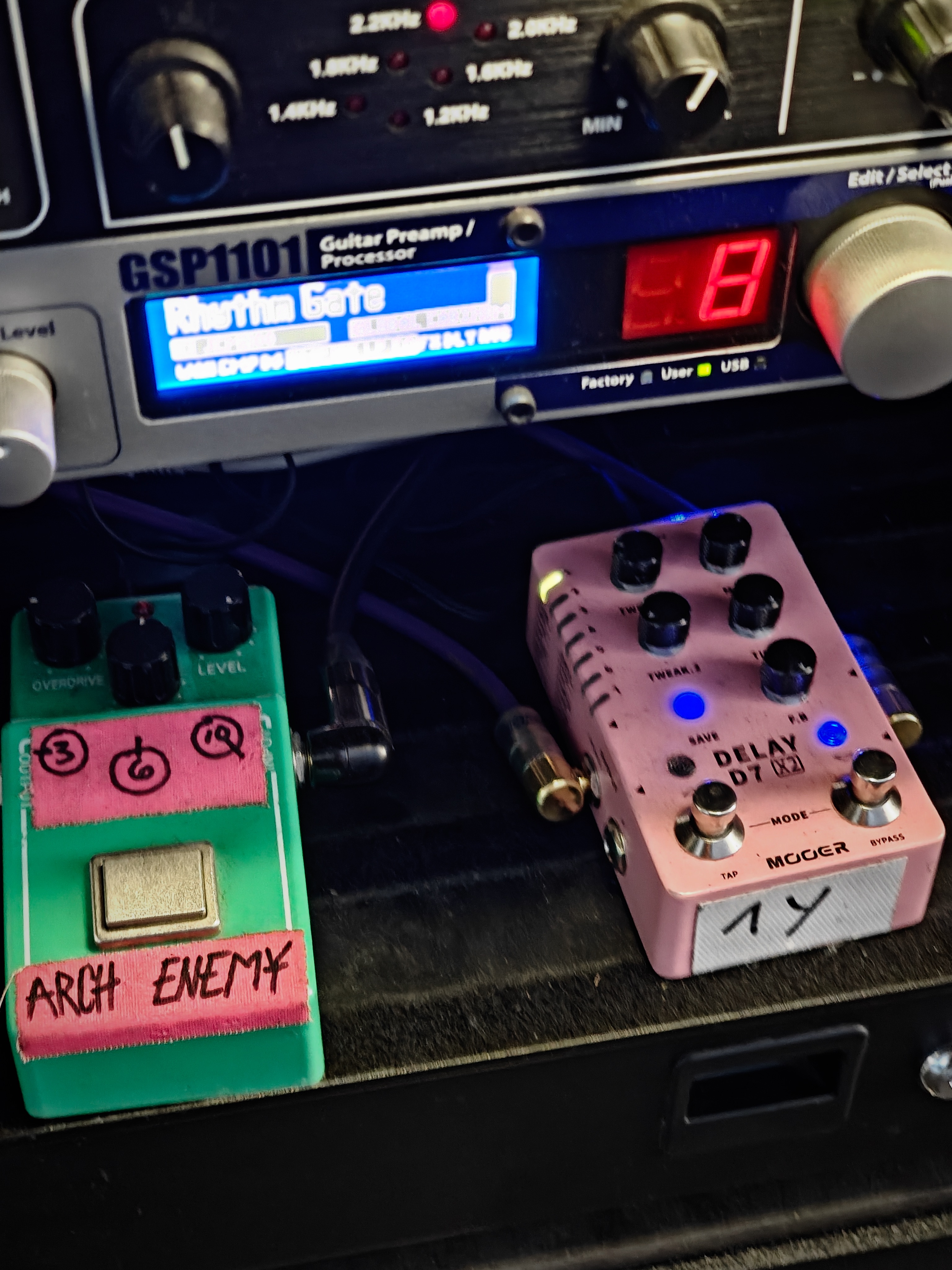 Adding space to the heavy sound. The MOOER D7 X2 on tour with ARCH