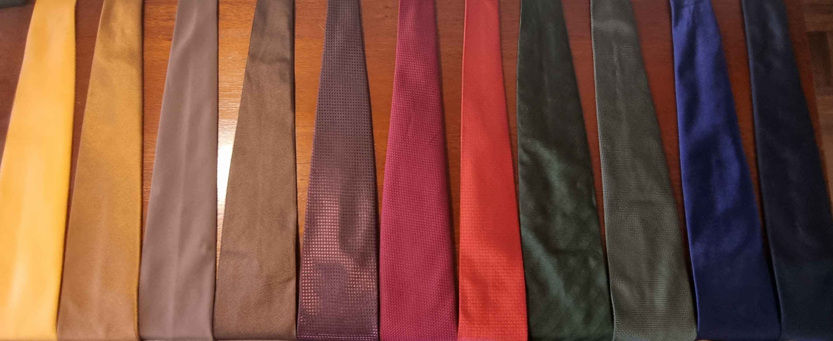 Corbatas gama de Colores Sólidos, en seda - Ties - Quito, Ecuador ...