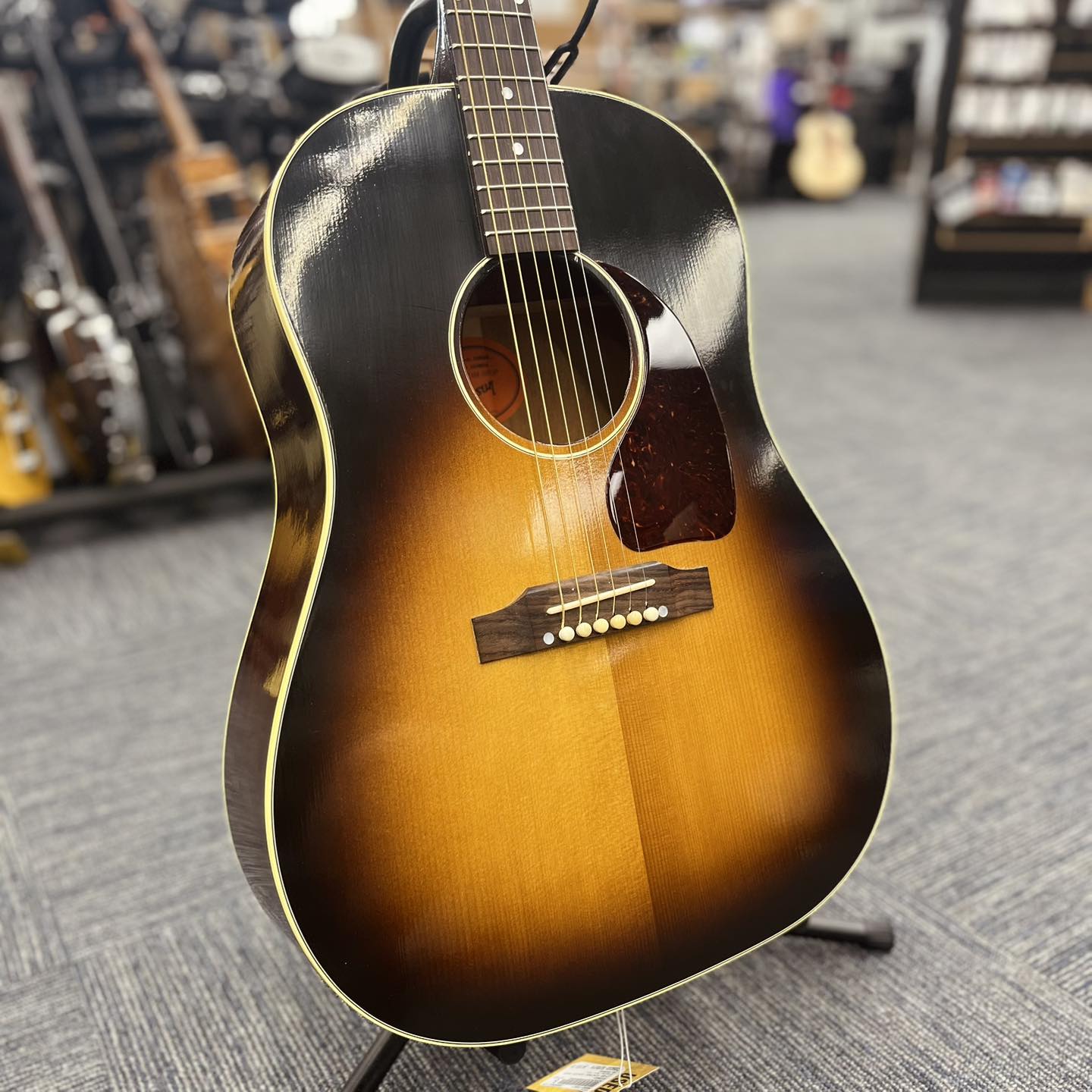 ギター Gibson CustomShop J-45Thermally Aged1966 Gibson Custom Shop J-45 Vintage review