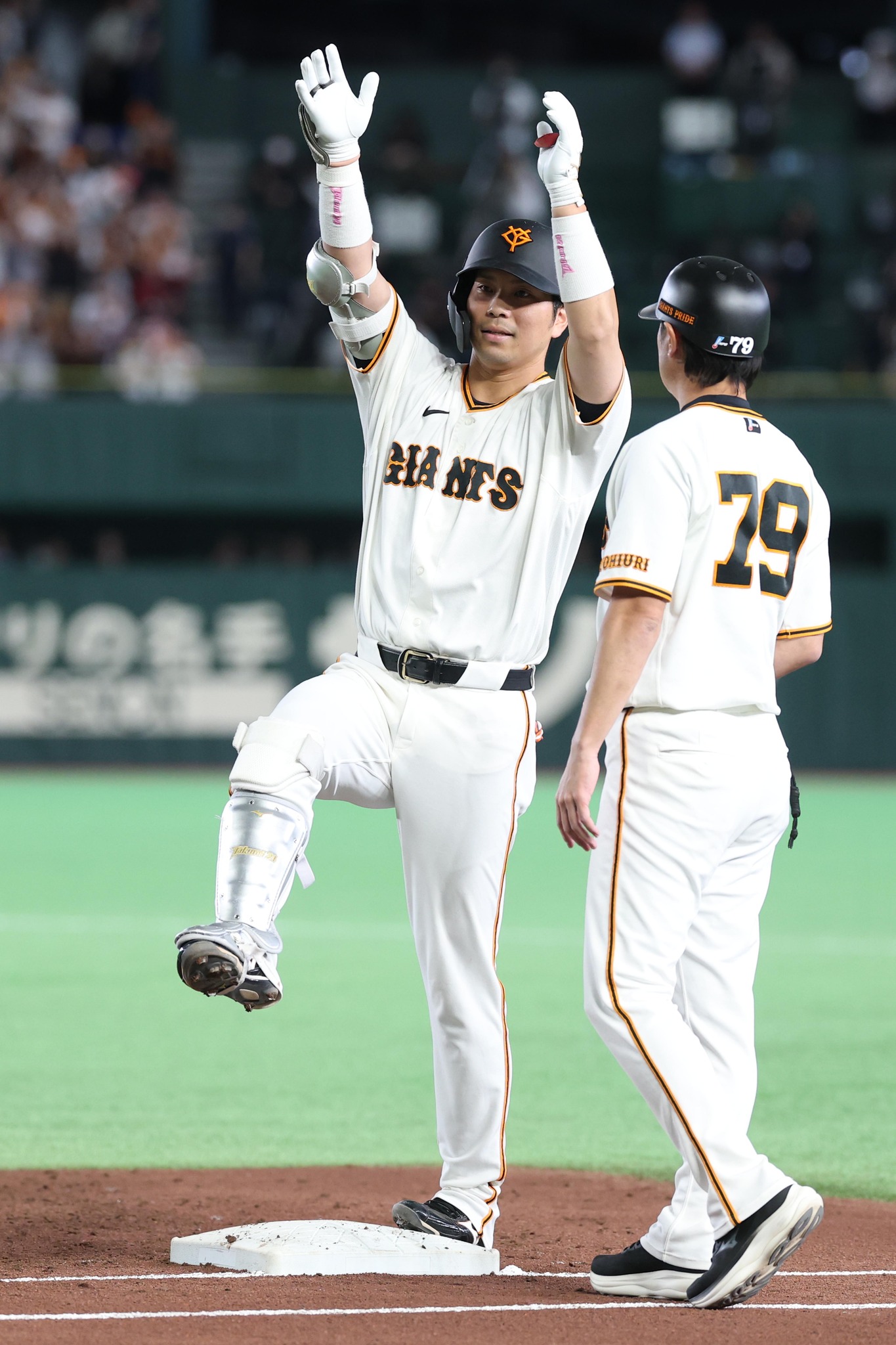 キャンプ中の一場面。高木勇人投手がファンレターに同封されてきた色紙